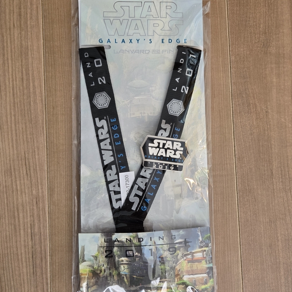 Disney Star Wars Galaxy's Edge Lanyard - Picture 1 of 3